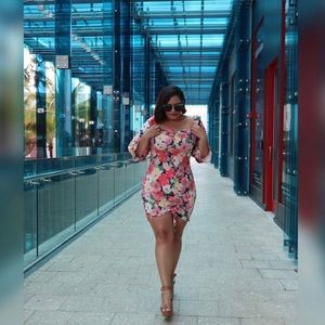 Floral fitted dress, no brand tags. Worn once (picture). Bought in Miami